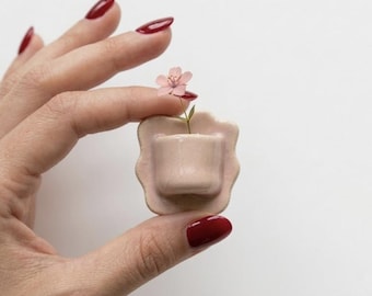 Pale Pink Ceramic Boutonniere Vase Pin – Modern Wearable Flower Holder