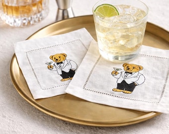 Servilletas de cóctel bordadas con osito de peluche con esmoquin / Servilletas de lino personalizadas / Decoración elegante para carrito de bar / Regalo para anfitriona / Juego de servilletas personalizadas