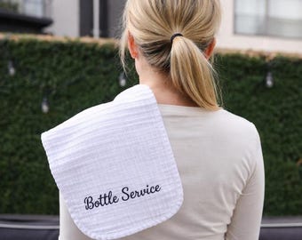 Paño de eructar bordado para bebé “Servicio de biberón” / Regalo divertido para baby shower / Paño de eructar de muselina unisex / Regalo para mamá primeriza