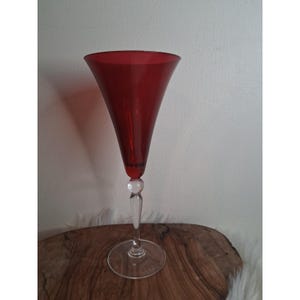 Flûte à champagne en verre rouge rubis, bol conique, pied à bouton transparent