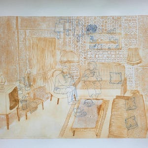 Könnte beinhalten: Illustration einer Wohnzimmerszene mit zwei Figuren. Der Raum verfügt über ein Sofa, einen Sessel, einen Couchtisch und einen Vintage-Fernseher. Das Kunstwerk ist in Braun- und Beigetönen gehalten, mit blauen Liniendetails.