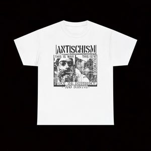 Può includere: T-shirt bianca con un design grafico nero. Il design include la parola "ANTISCHISM" sopra due ritratti in bianco e nero. Sotto i ritratti c'è il testo "SPOT THE DIFFERENCE AND SURVIVE".