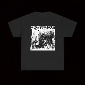 Puede incluir: Camiseta negra con un gráfico blanco. El gráfico presenta el texto "CROSSED OUT" sobre una imagen en blanco y negro de personas. La imagen parece ser una fotografía o ilustración.