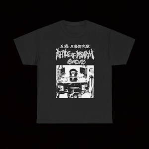 Può includere: T-shirt nera con un design grafico bianco. Il design include testo giapponese, le parole "BATTLE OF DISARM" e un'illustrazione di una scimmia in un laboratorio.