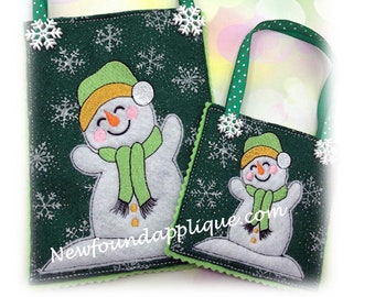 Puede incluir: Dos bolsas de golosinas de fieltro verde con forma de muñeco de nieve con copos de nieve blancos y un asa a rayas verdes y blancas. La bolsa más grande tiene un muñeco de nieve más grande con una bufanda verde y la bolsa más pequeña tiene un muñeco de nieve más pequeño con una bufanda verde. El texto "Newfoundapplique.com" está en las bolsas.