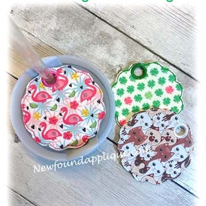 Puede incluir: Un conjunto de diseños de marcadores de taza en blanco. Un marcador presenta flamencos rosas, otro tiene tréboles verdes y el tercero muestra un patrón de caras de gato. El texto "Blank Mug Marker Design" es visible.