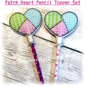Pode incluir: Dois toppers de lápis em forma de coração com um design de patchwork em rosa, verde e azul. Os toppers estão presos a lápis com padrões de corações rosa e brancos.