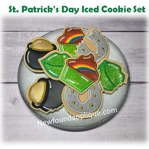 Può includere: Un set di sei biscotti glassati a tema San Patrizio. I biscotti sono decorati con un pentolino d'oro, un trifoglio, un ferro di cavallo e due cupcake con glassa verde e un arcobaleno.