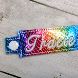 Diseño de bordado de llavero en blanco