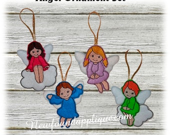 Puede incluir: Conjunto de cuatro adornos de ángeles. Cada ángel tiene diferentes colores de pelo y viste vestidos rojos, morados, azules y verdes. Están sentados en nubes blancas con alas blancas. El texto "Angel Ornament Set" está en la parte superior.