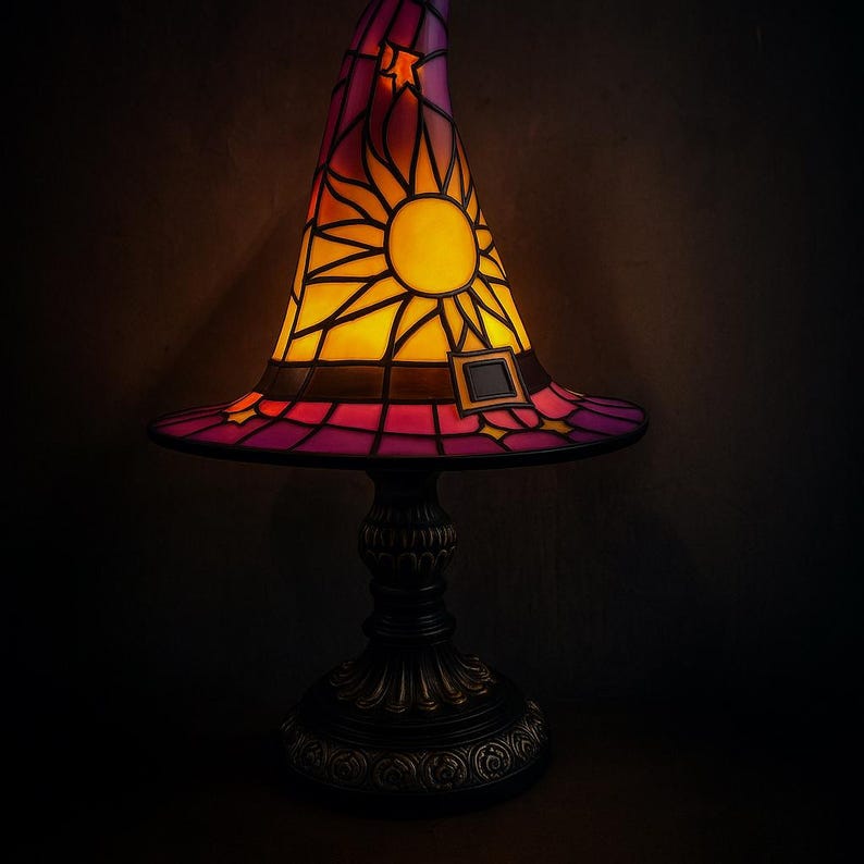 Stained Glass Witch Hat Lamp – Handcrafted Resin Gothic Night Light, USB Powered, Purple, 18cm – Halloween & Witchcore Decor
