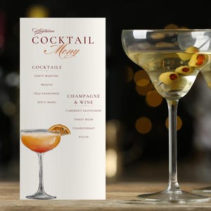 Op de afbeelding: Een cocktailmenu met de titel "COCKTAIL Mony". Het menu bevat cocktails zoals Dirty Martini en Mojito, evenals champagne en wijn. Twee martiniglazen met olijven staan op de voorgrond, wat wijst op een bar of restaurant.