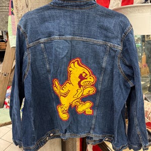 Upcycled Iowa State Cyclones Jeansjacke Größe Erwachsene XL/XXL