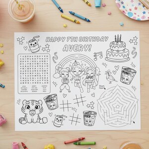 Puede incluir: Una página para colorear con el texto "HAPPY 7TH BIRTHDAY AVERY!" presenta un pastel, personajes y un laberinto. La página está rodeada de crayones, bebidas, una rebanada de pastel y globos, creando una escena festiva de cumpleaños.