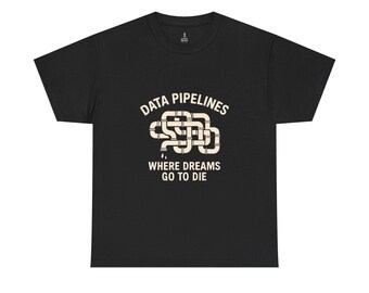Może przedstawiać: Czarna koszulka z napisem "DATA PIPELINES" nad stylizowaną grafiką połączonych rur. Poniżej grafiki znajduje się napis "WHERE DREAMS GO TO DIE". Koszulka ma okrągły dekolt.