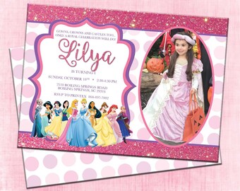 Könnte beinhalten: Eine rosa und violette Einladung mit weißem Hintergrund, die ein Foto eines jungen Mädchens zeigt, das als Prinzessin verkleidet ist. Die Einladung ist für eine Prinzessinnen-Geburtstagsparty für Lilya, die vier Jahre alt wird. Die Einladung enthält das Datum, die Uhrzeit und den Ort der Party.