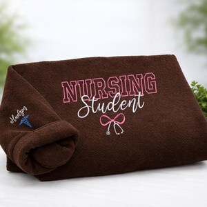 Individuell gesticktes Nursing School Sweatshirt, Bow Stethoskop Nursing Sweater, Arzthelferin Pullover, Geschenk für Nursing School Studenten