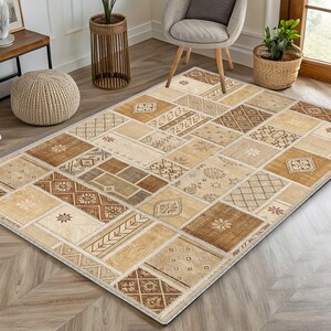 Peut inclure: Un tapis rectangulaire avec un motif patchwork dans les tons beige, beige clair et marron. Le tapis présente divers motifs géométriques et floraux dans chaque carré, créant un aspect texturé. Le tapis est posé sur un sol en bois.
