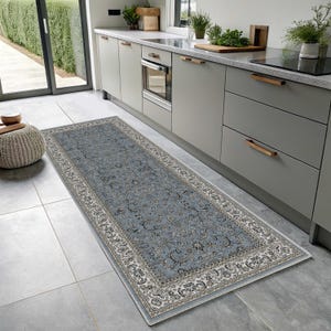 Könnte beinhalten: Ein rechteckiger, hellblauer Küchenläufer mit einem aufwendigen Blumenmuster und einem cremefarbenen Rand. Der Teppich liegt vor einer Küchenzeile und verleiht dem Raum eine dekorative Note. Ungefähre Abmessungen: 60 cm x 180 cm.