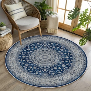 Op de afbeelding: Een witte keramische mok met een zwart oor en de tekst "But First, Coffee" in een vetgedrukte, zwarte letter. De mok staat tegen een vage achtergrond, wat een gezellige setting suggereert.