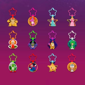 K&ouml;nnte beinhalten: Ein Set aus drei Keramikbechern mit gesprenkelter, matter Oberfl&auml;che. Die Becher sind in Creme-, Hellgrau- und Dunkelgraut&ouml;nen gehalten. Jeder Becher hat ein schlichtes, modernes Design und einen abgerundeten Henkel.