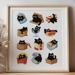 Op de afbeelding: Een ingelijste kruissteek met een raster van zwarte katten in verschillende containers. De pixelkatten bevinden zich in verschillende omgevingen, zoals een doos, een theekopje en een frietcontainer.