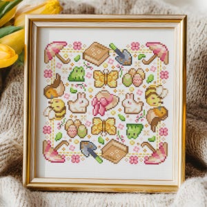 Könnte beinhalten: Eine weiße Keramik-Tasse mit schwarzem Henkel und dem Text "But First, Coffee" in fetter, schwarzer Schrift. Die Tasse steht vor einem verschwommenen Hintergrund, der eine gemütliche Umgebung andeutet.