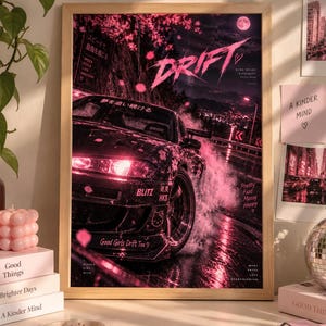 Może przedstawiać: Oprawiony plakat przedstawiający czarny samochód sportowy driftujący na mokrej drodze w nocy w świetle pełni księżyca. Scena jest oświetlona w żywych różowych odcieniach z płatkami kwiatów wiśni i japońskim tekstem. Słowo DRIFT jest napisane dużymi różowymi literami.
