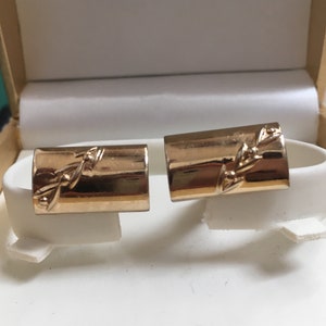 Vintage 70&#39;s  &quot;SWANK CUFF LINKS&quot;in Gold Toned in a Shield Motif