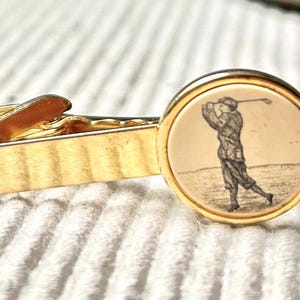 Vintage 80&#39;s &quot;GOLFER TIE CLIP&quot; by Barlow in Gold Toned - Schrimshaw Look