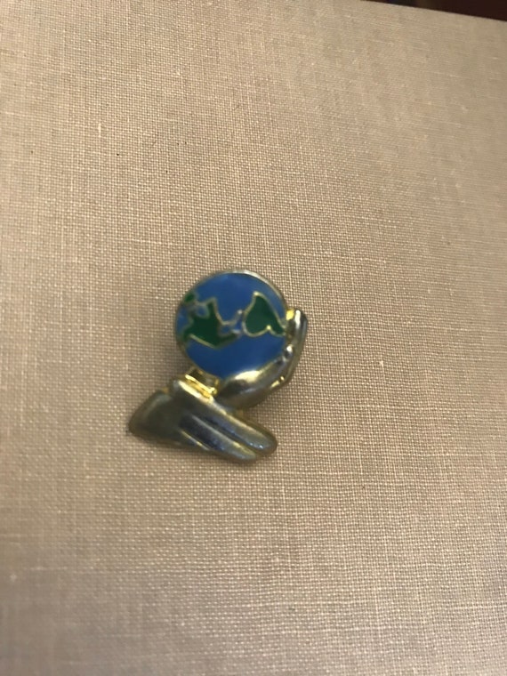 Vintage 80's "GLOBE IN HANDS" A Tie Tack or Lapel… - image 3