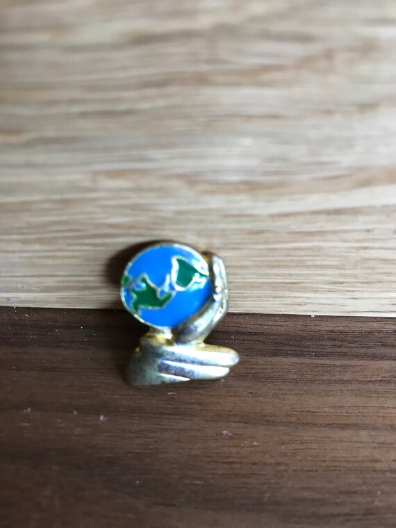 Vintage 80's "GLOBE IN HANDS" A Tie Tack or Lapel… - image 7