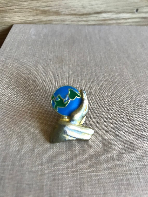 Vintage 80's "GLOBE IN HANDS" A Tie Tack or Lapel… - image 1