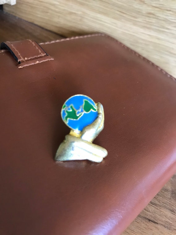 Vintage 80's "GLOBE IN HANDS" A Tie Tack or Lapel… - image 6