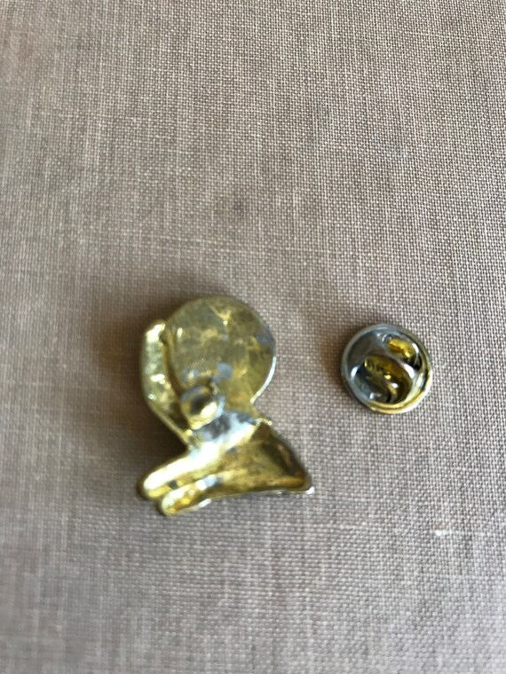 Vintage 80's "GLOBE IN HANDS" A Tie Tack or Lapel… - image 4