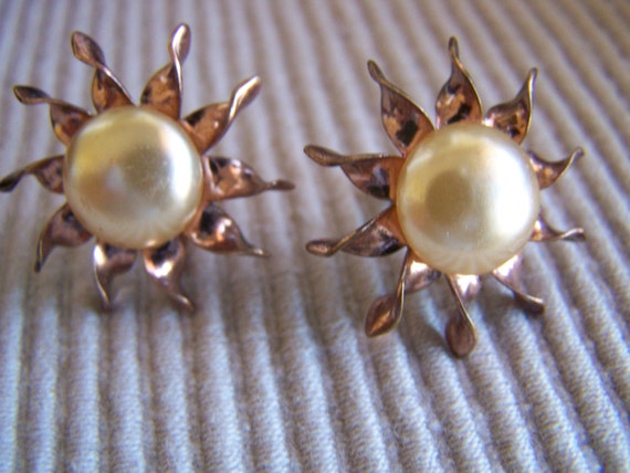 Vintage 40's "ROSE GOLD SUNBURST" Screw Back Earr… - image 4