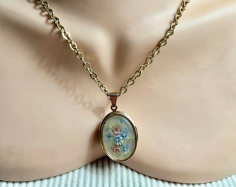 Vintage 90's  "OVAL LOCKET" Pearled Background Overlay Design of Bouquet of Flowers - Gold Toned 26" Cable Link Chain