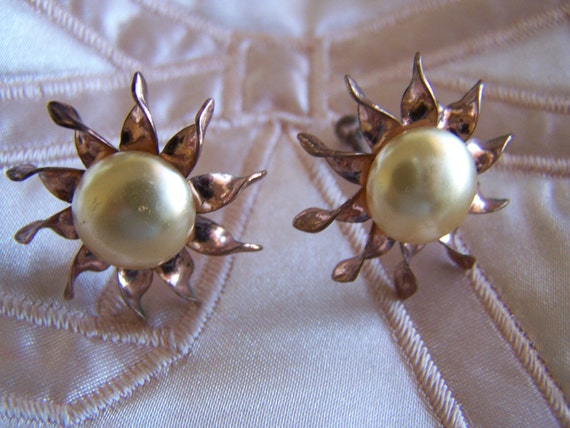 Vintage 40's "ROSE GOLD SUNBURST" Screw Back Earr… - image 1