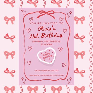 Può includere: Invito di compleanno rosa con un motivo a fiocco. Il testo recita "Sei invitato/a al 21° compleanno di Olivia" con data e ora. Un disegno a forma di cuore dice "buon compleanno".