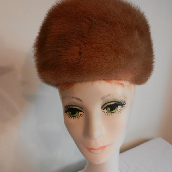 Chapeau de fourrure de vison doré réservé