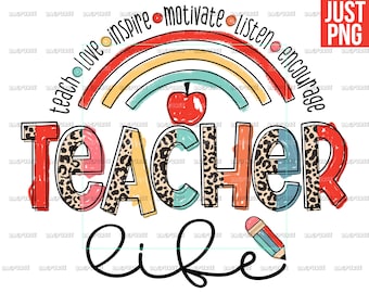Może przedstawiać: Kolorowy tęcza z napisami "teach love inspire motivate listen encourage" wokół niej. Pod tęczą znajduje się słowo "TEACHER" w kolorowej, wzorzystej czcionce. Słowo "life" jest napisane czarnym kursywą pod słowem "TEACHER". Czerwone jabłko z zielonym liściem znajduje się w środku tęczy.