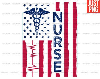 Op de afbeelding: Een rood, wit en blauwe Amerikaanse vlag met een medisch caduceus-symbool en het woord "NURSE" in blauwe tekst. De vlag heeft een gekartelde rand en een hartslaggrafiek.