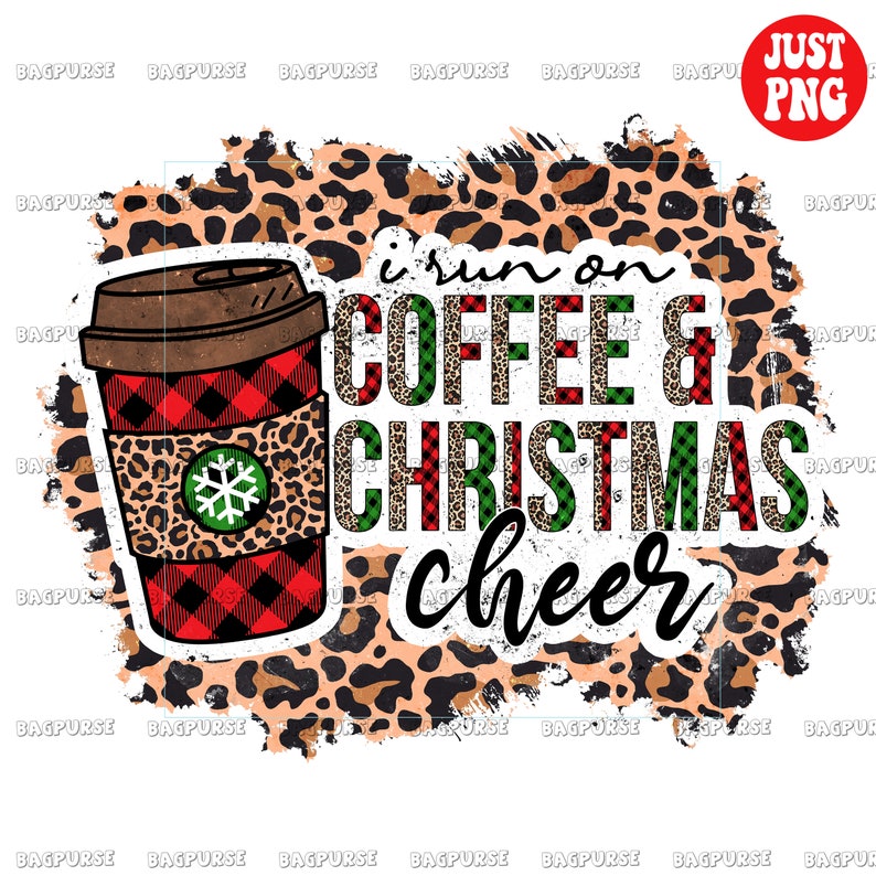 K&ouml;nnte beinhalten: Ein digitales Design mit einer Kaffeetasse mit rotem und schwarzem Karomuster, einem Leopardenmuster im Hintergrund und dem Text "I run on coffee & christmas cheer".