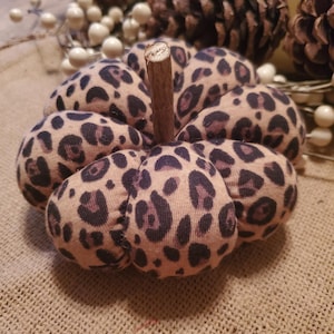 Handgemaakte pompoenen van stof met luipaardprint, middelpunt herfst, komvullers, herfstdecoraties, rustieke herfstdecoraties