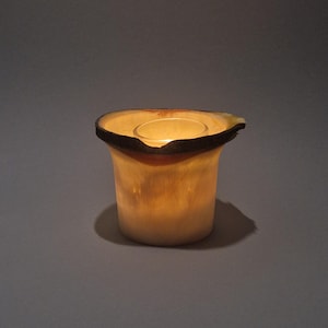 Könnte beinhalten: Ein Set aus drei Keramikbechern mit gesprenkelter, matter Oberfläche. Jeder Becher hat eine andere Farbe: hellblau, cremefarben und grau. Die Becher haben ein schlichtes, modernes Design mit runder Form und bequemem Griff.