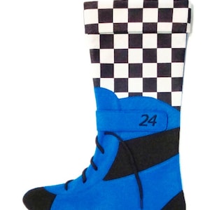 Puede incluir: Calcetín azul y negro con forma de bota de carreras con un patrón a cuadros en la parte superior y el número 24 en el lateral.
