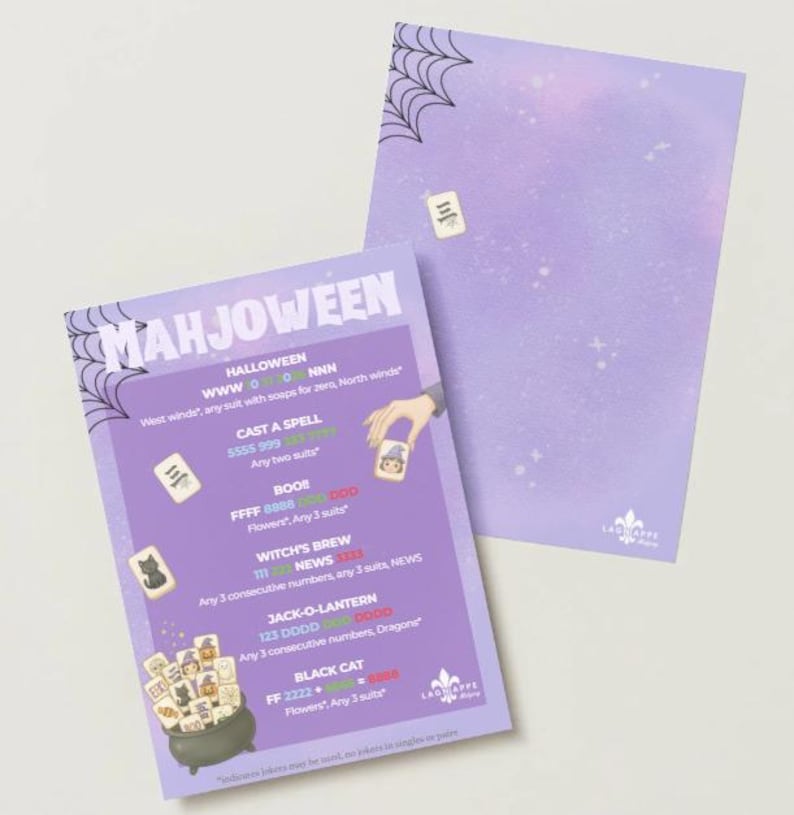 Puede incluir: Dos tarjetas de puntuaci&oacute;n rectangulares con fondo morado y esquinas con telara&ntilde;as negras. La tarjeta frontal presenta el t&iacute;tulo MAHJOWEEN, una lista de combinaciones de juego tem&aacute;ticas de Halloween e ilustraciones de fichas.