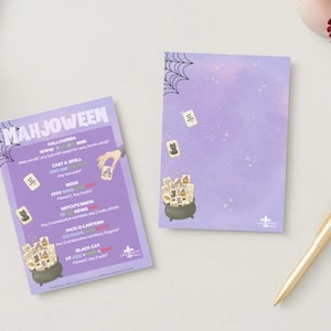 Puede incluir: Dos hojas de papel rectangulares con fondo degradado morado y detalles de telara&ntilde;as en las esquinas. Una hoja muestra el texto Mahjoween con reglas de juego e ilustraciones de fichas de mahjong y un caldero. La otra hoja est&aacute; en blanco.