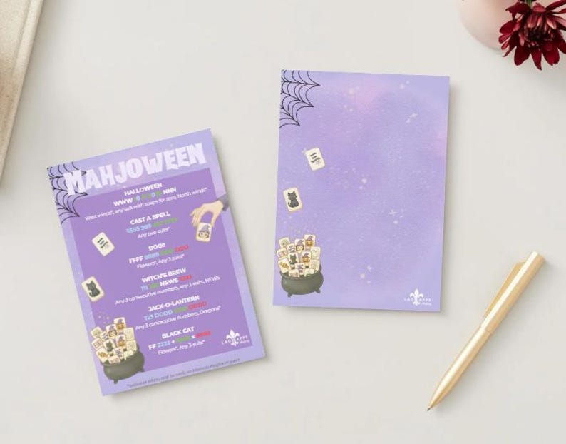 Puede incluir: Dos hojas de papel rectangulares con fondo degradado morado y detalles de telara&ntilde;as en las esquinas. Una hoja muestra el texto Mahjoween con reglas de juego e ilustraciones de fichas de mahjong y un caldero. La otra hoja est&aacute; en blanco.