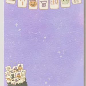 Puede incluir: Una hoja de papel de carta de color morado claro con una guirnalda superior de fichas de mahjong con tem&aacute;tica de Halloween que muestran una bruja, calabaza, el texto EEK!, Frankenstein y una momia. Un caldero negro lleno de fichas est&aacute; abajo.